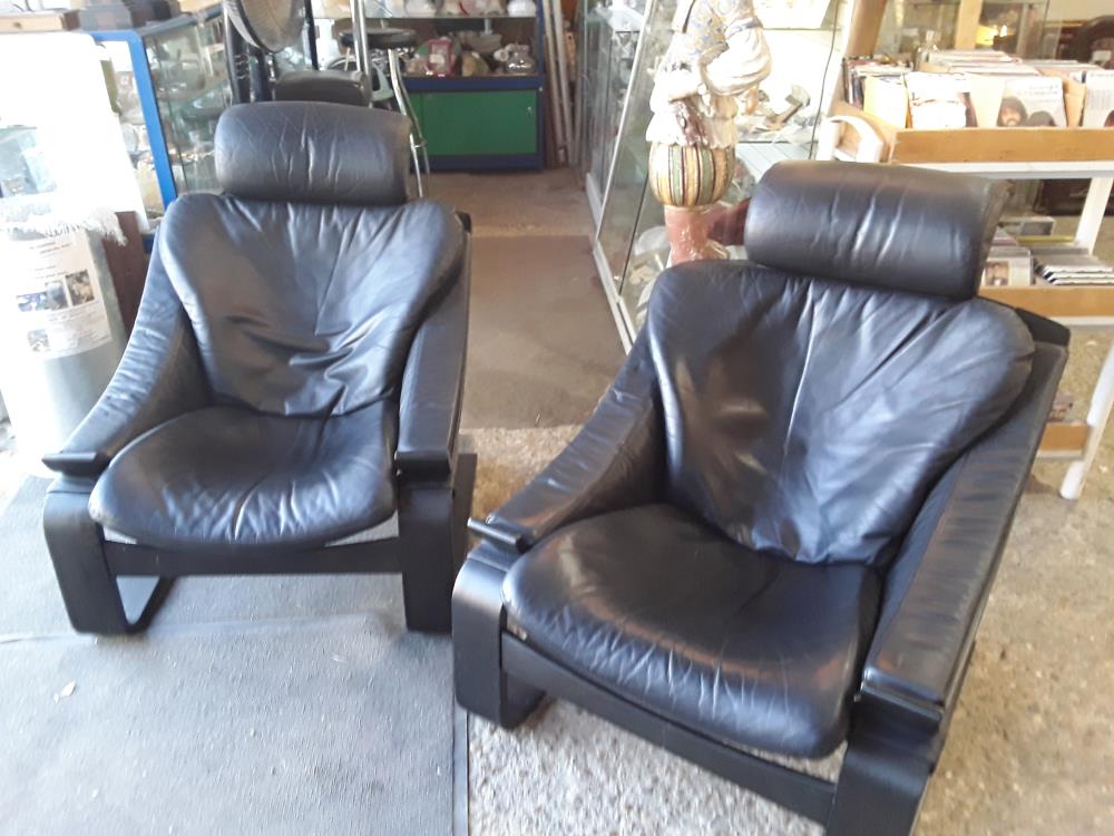 PAIRE DE FAUTEUILS EN CUIR NOIR ANNEE 80