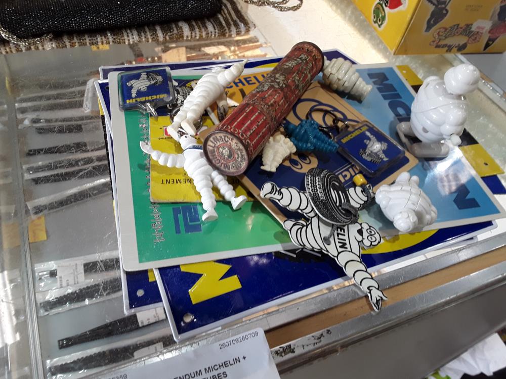 LOT DE BIBENDUM MICHELIN + PLAQUES + TUBES