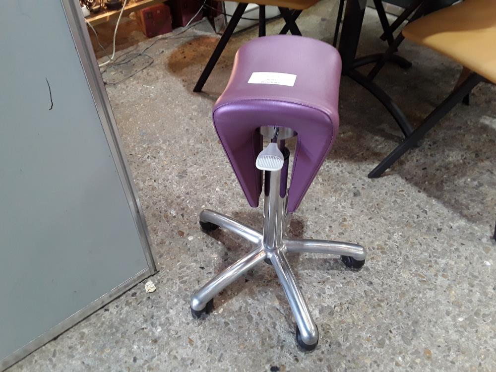TABOURET A ROULETTES VIOLET A GAZ DE COIFFURE