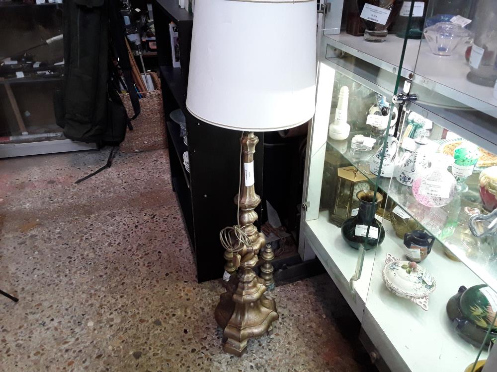 LAMPE PIQUE CIERGE  BOIS 90CM DORE ABAT JOUR