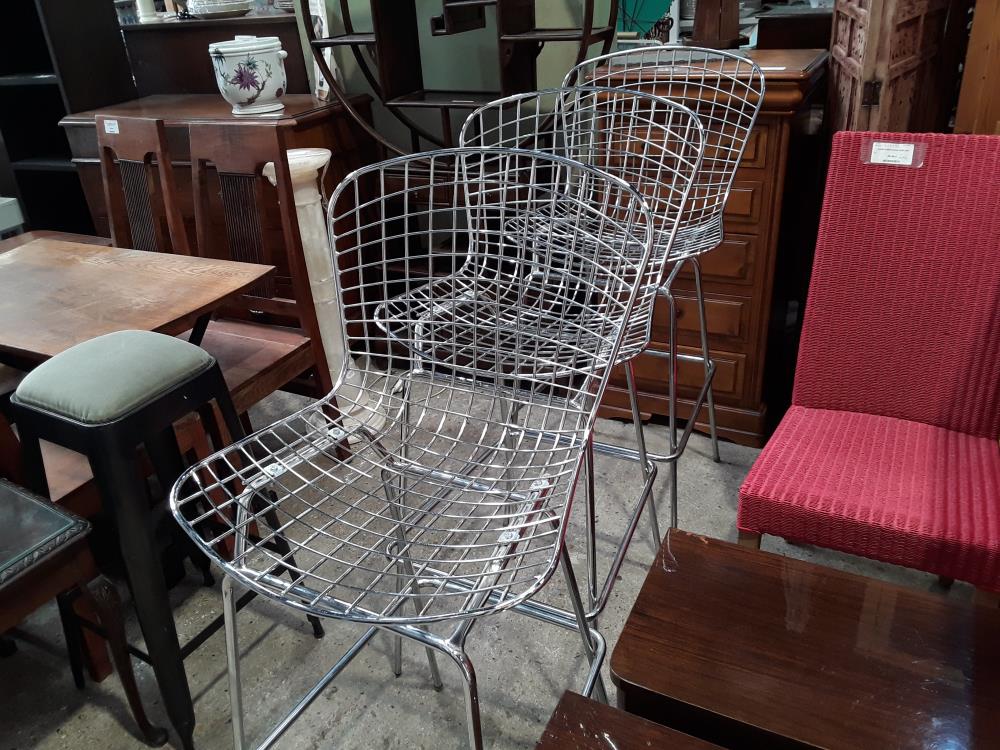 CHAISE DE BAR GRILLAGE CHROME TYPE BERTOIA AVEC TRACES ROUILLE 