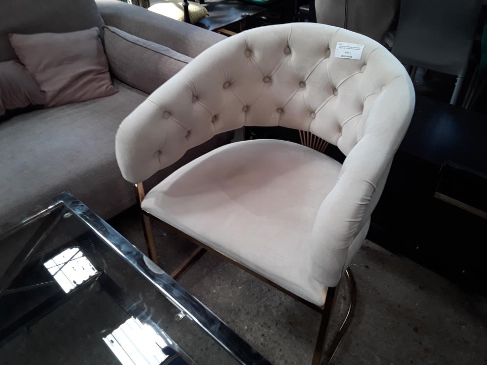 FAUTEUIL CAPITONNE DAIM BEIGE ARMATURE LAITON ENVELOPPANT RESTAUREE DEVANT