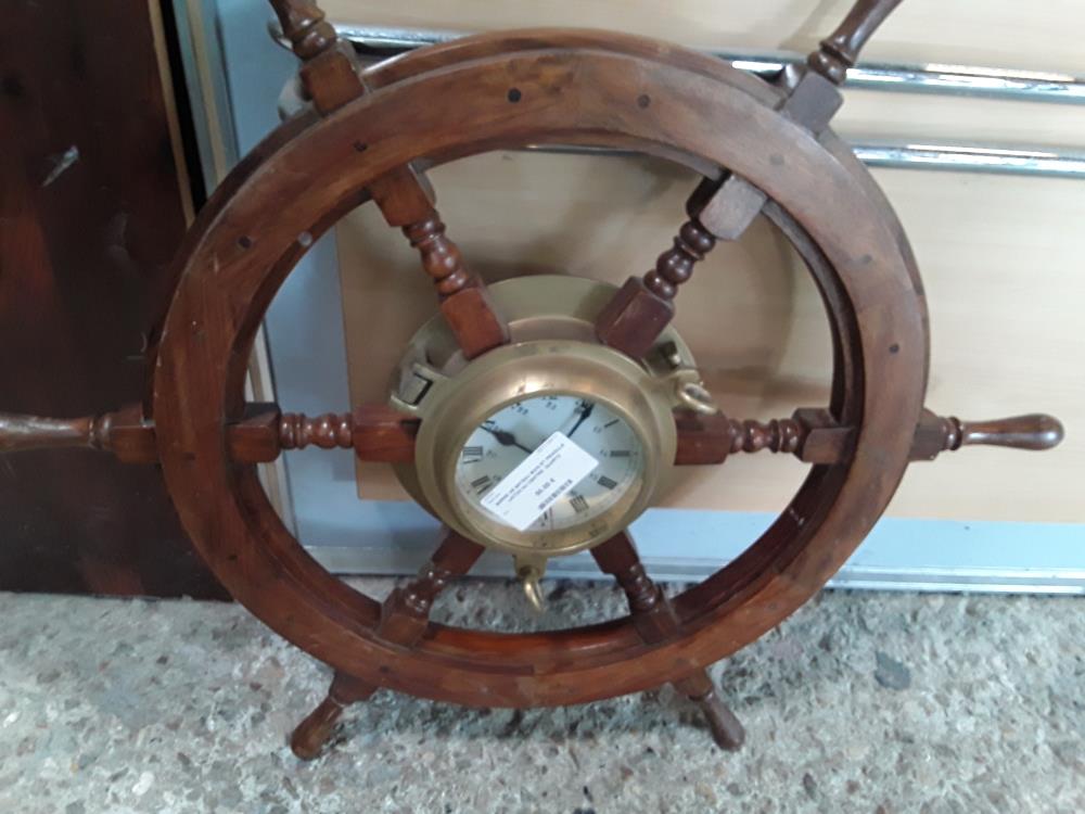 BARRE DE BATEAU BOIS ET PENDULE LAITON AU CENTRE  QUARTZ
