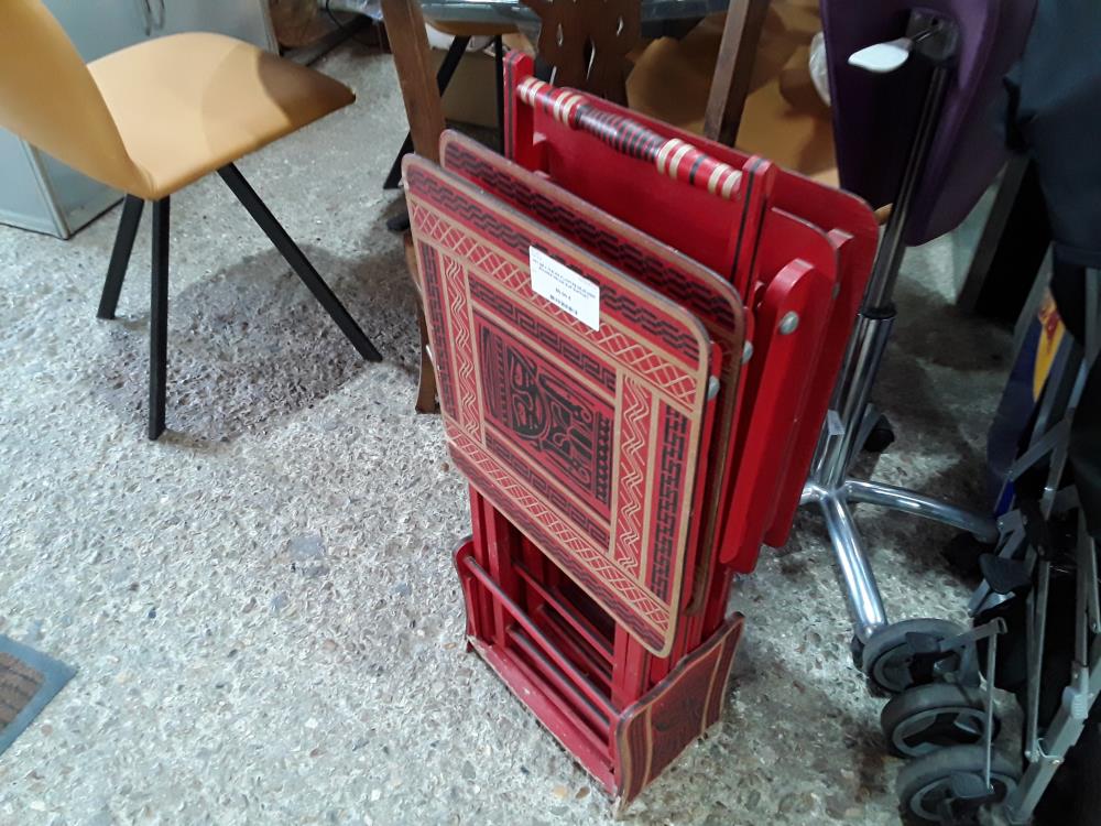 SET DE 4 TABLES PLIANTES DEJEUNER  ROUGES DECOR SUR SUPPORT