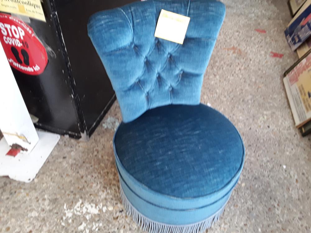 CHAUFFEUSE VELOURS BLEU CAPITONNEE A FRANGES 
