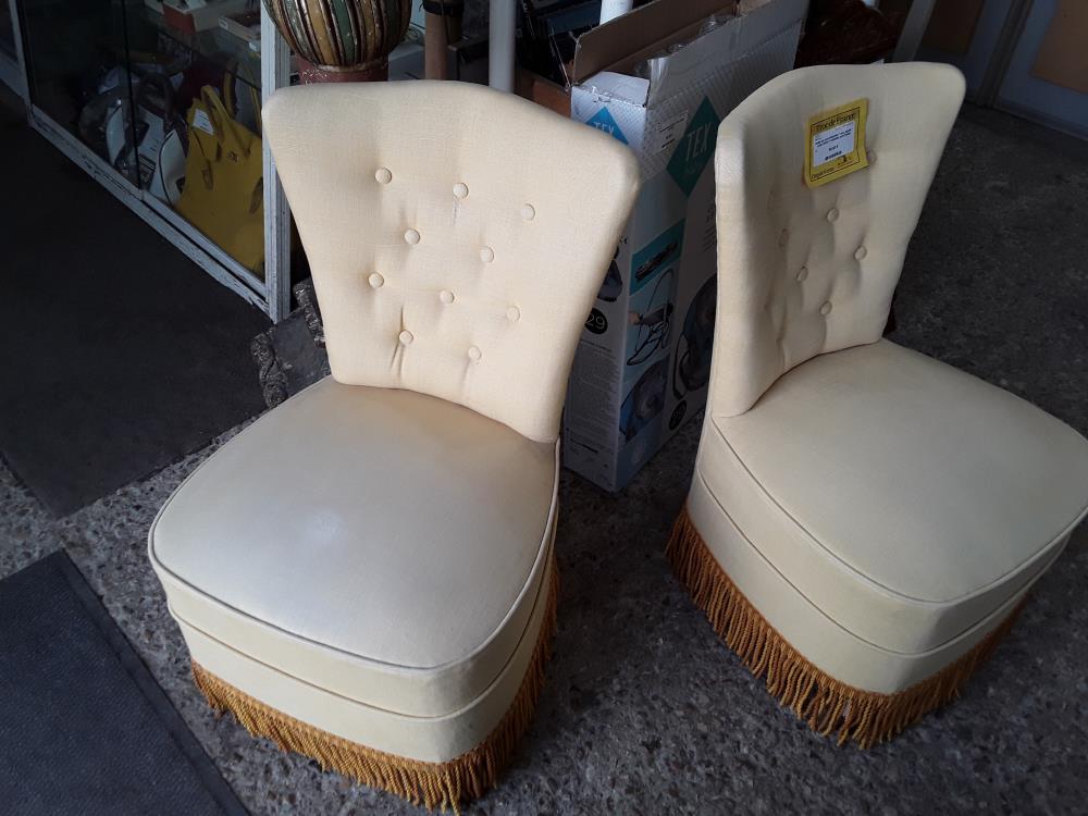 PAIRE DE CHAUFFEUSES TISSU BEIGE 1 AVEC FEFAUT DOSSIER CAPITONNE