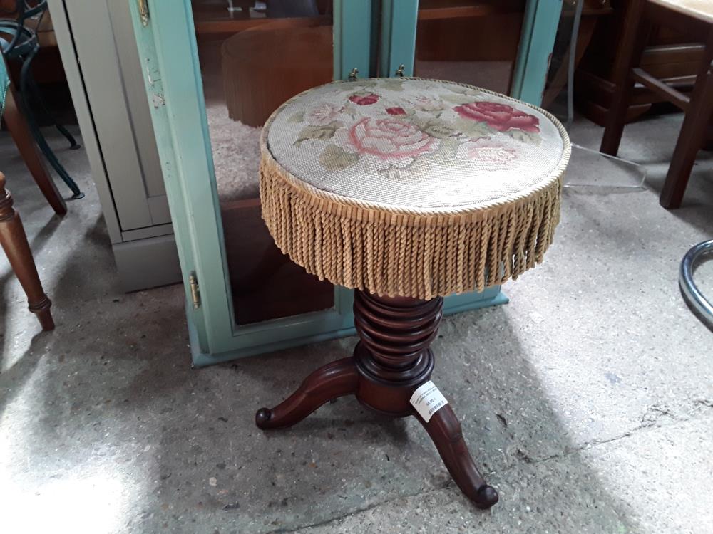 TABOURET DE PIANO BOIS ACAJOU TAPISSERIE DECOR ROSE