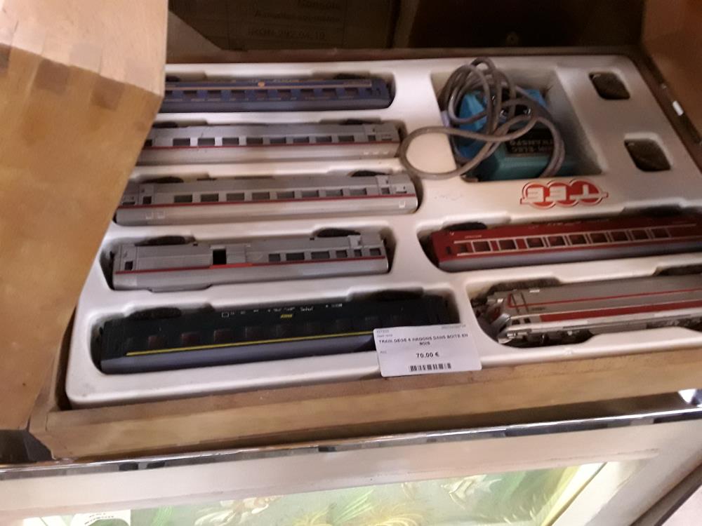 TRAIN GEGE 6 WAGONS DANS BOITE EN BOIS