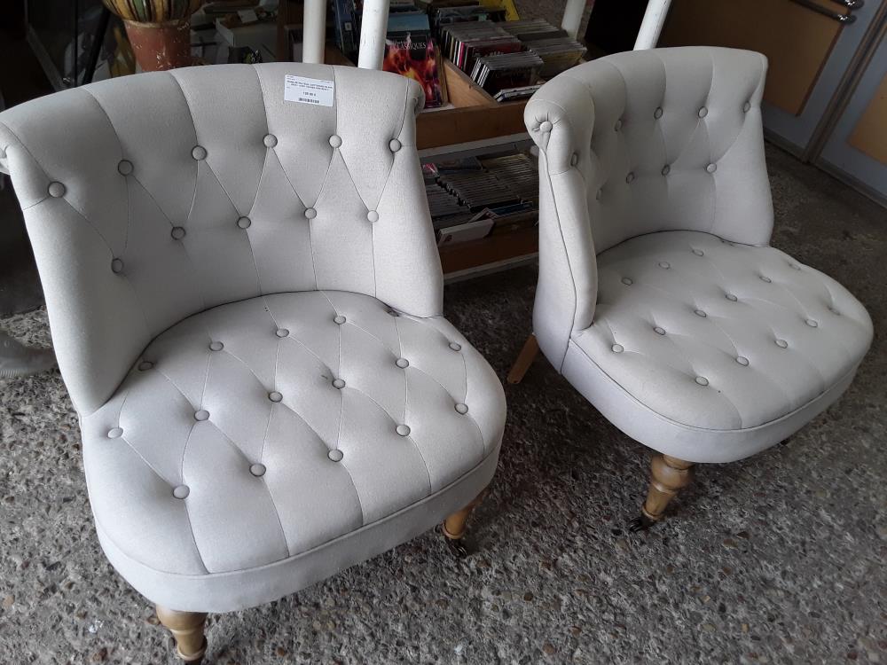 PAIRE DE FAUTEUIL CAPITONNES BLANC GRIS 1 AVEC TACHES PIED BOIS 2 ROULETTES