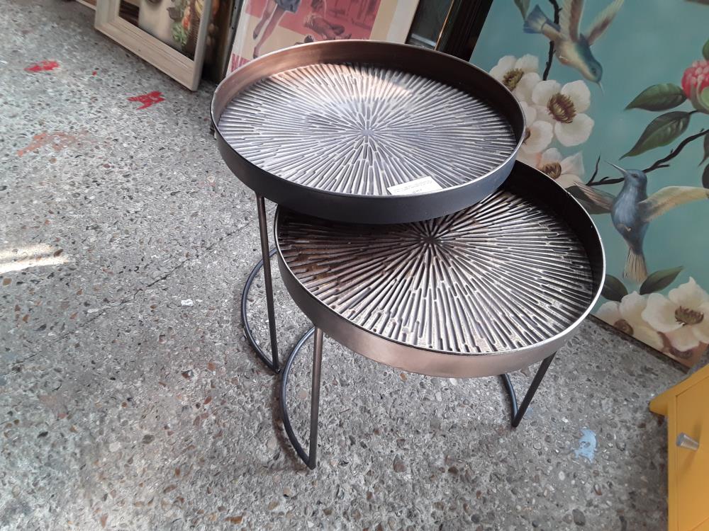 PAIRE DE TABLES GIGOGNES METAL  DORE LEGERES  RONDES 50 ET 45 CM 