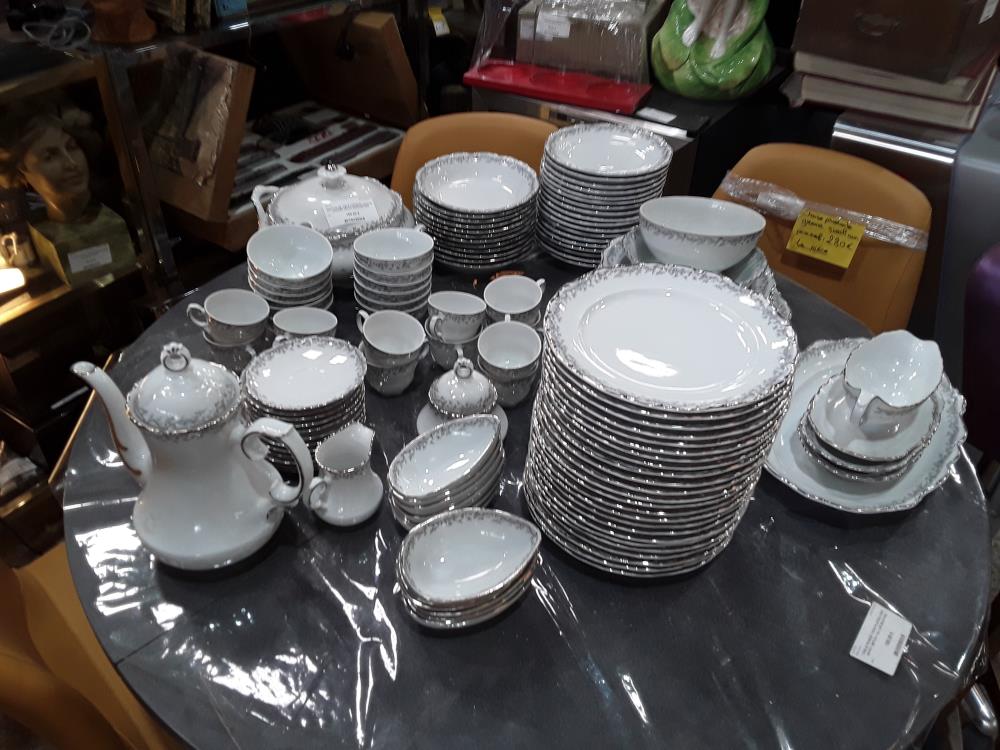SERVICE DE TABLE 104PIECES SOFAFIS LIMOGES DECOR BORDURE ARG VOLUTES
