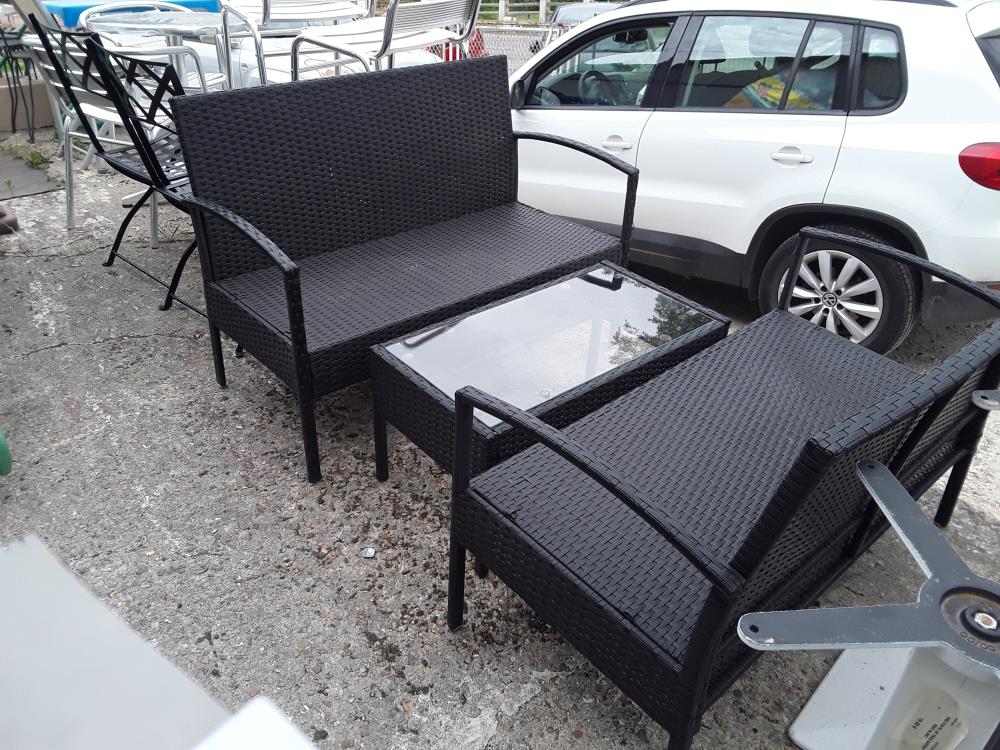 PAIRE DE BANQUETTES DE JARDIN PVC TRESSE NOIR + TABLE BASSE RECT PLATEAU VERRE