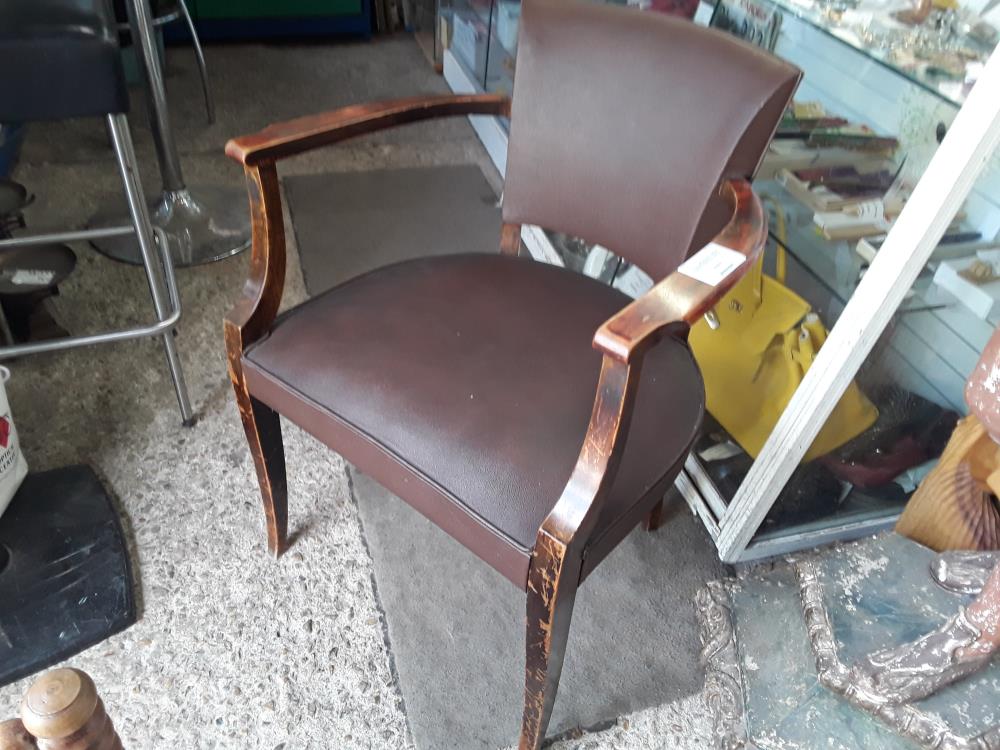 FAUTEUIL BRIDGE SIMILI MARRON BOISERIE FONCEE AVEC DEFAUTS