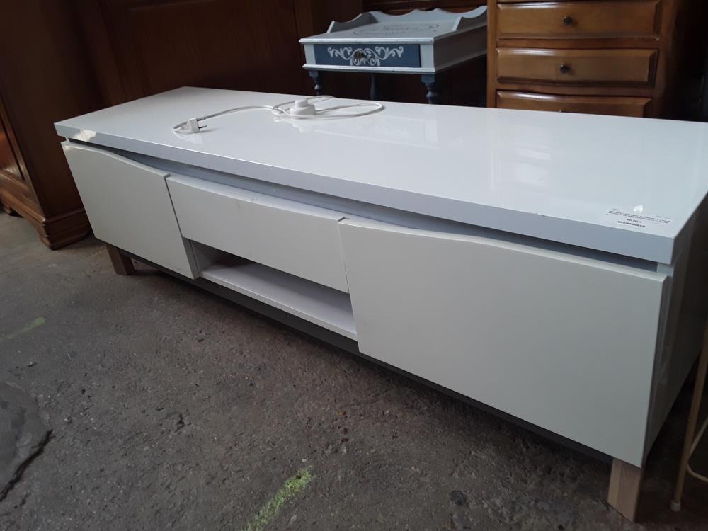 MEUBLE LUMINEUX  160/45CMTV LAQUE BLANC AVEC DES COUPS 2P 1T 1 NICHE