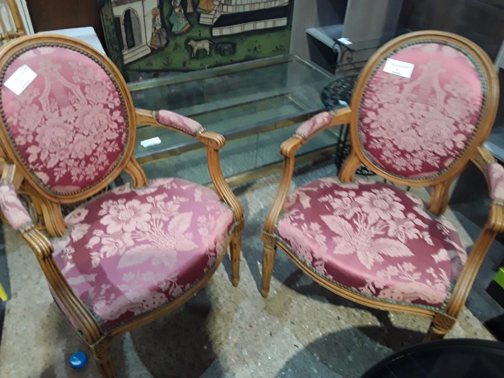 FAUTEUIL STYLE LXVI  TISSU ROUGE DECOR FLEURIS AVEC DEFAUTS