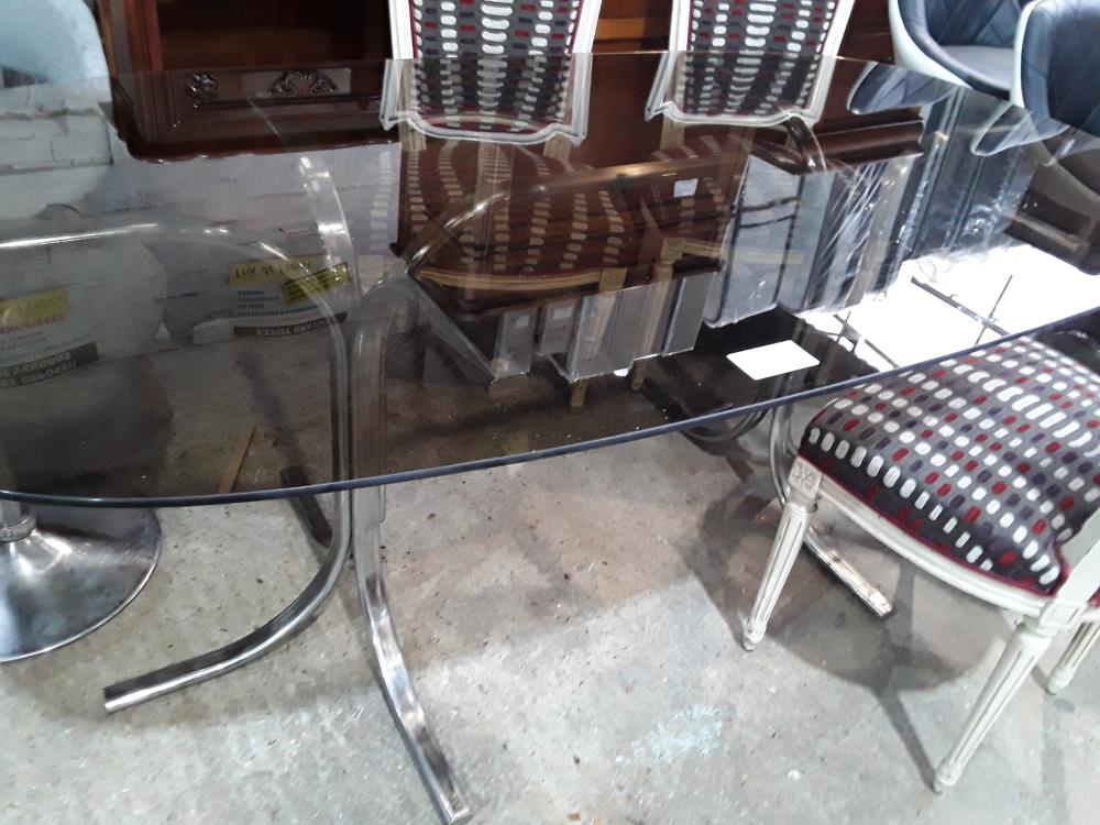 TABLE OVALE 180X76 PLATEAU VERRE FUME PIED CHROME AN 70