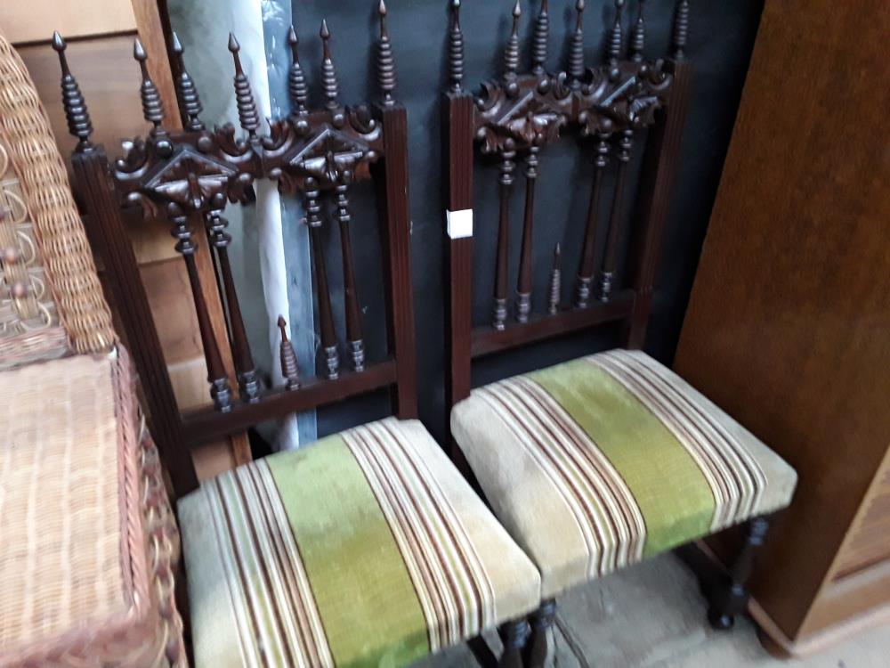 PAIRE DE CHAISES RUSTIQUES A POINTES ASSISE TISSU VERT