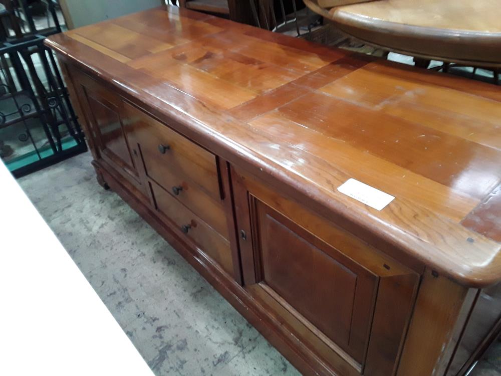 MEUBLE TV MERISIER STYLE LP 2P 3T AVEC PETITS COUPS 159/55