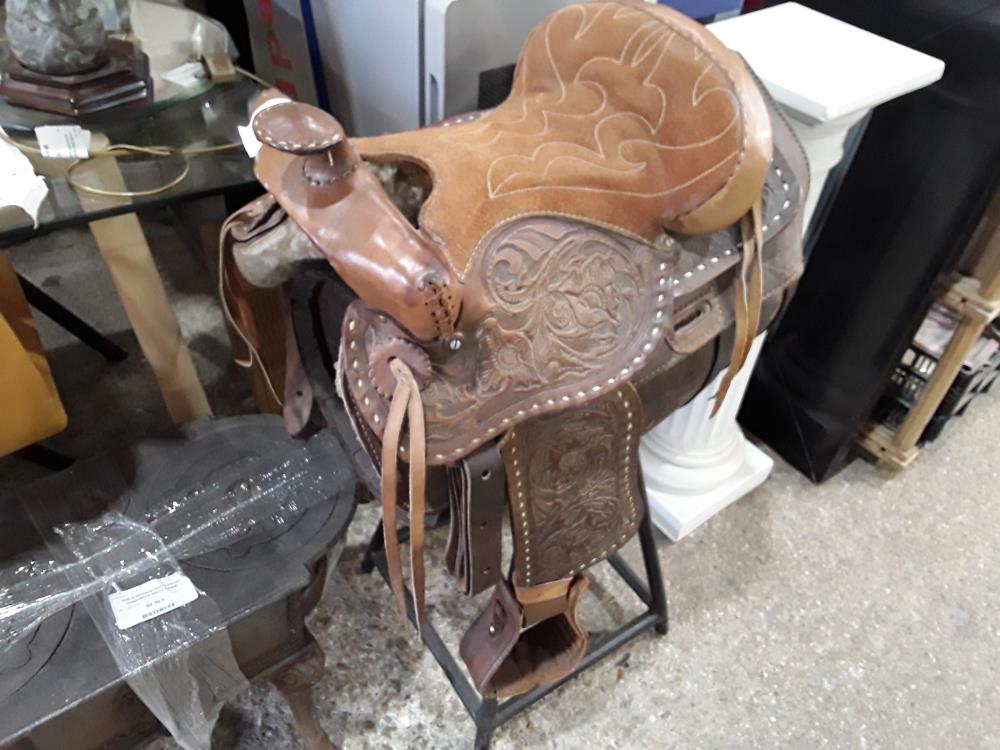 TONNEAU SUR PIED AVEC SELLE WESTERN ENFANT