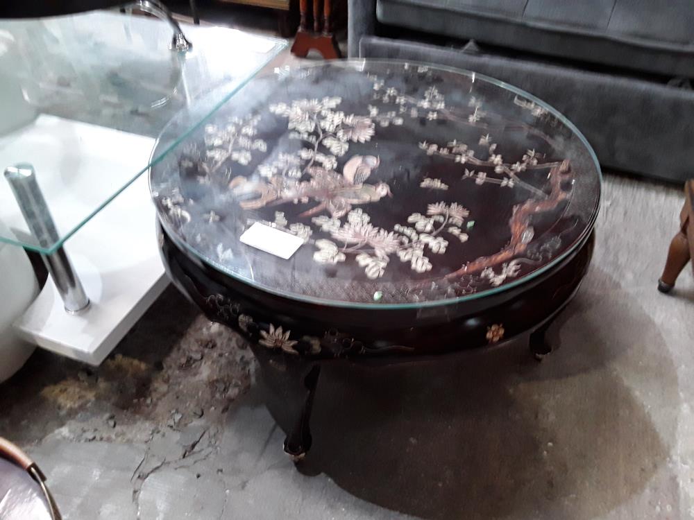 TABLE BASSE RONDE NOIRE ASIAT  DECOR OISEAUX + VERRE