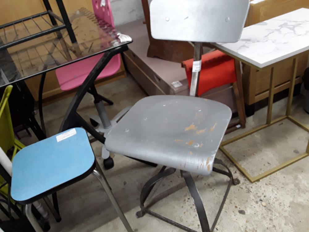 CHAISE INDUS BOIS GRISE PIETEMENT FER BASE CARREE