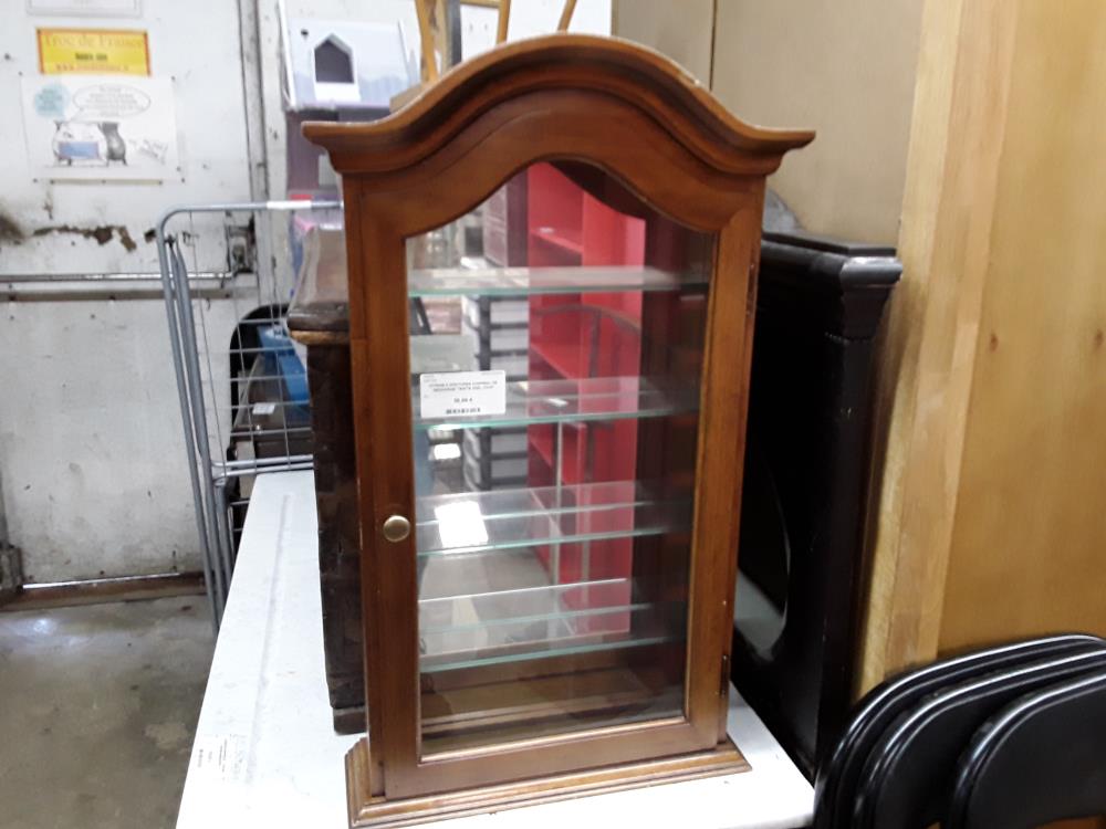 VITRINE A MINITURES CHAPEAU DE GENDARME TEINTE MIEL COUP CORNICHE