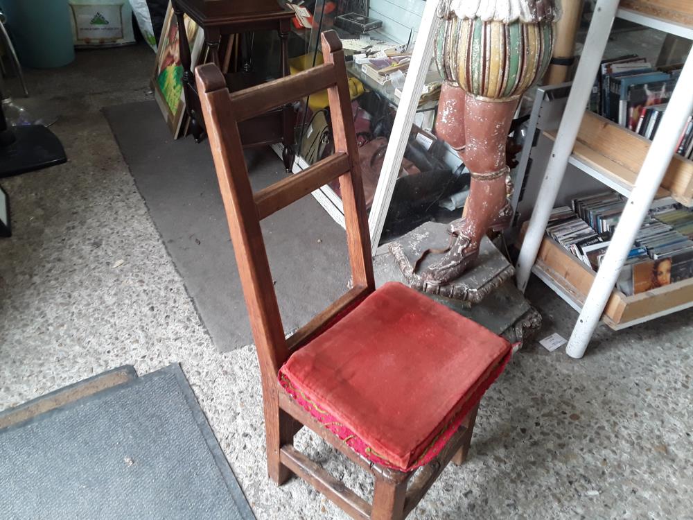 CHAISE BASSE ANCIENNE BOUGE UN PEU COUSSIN ROUGE