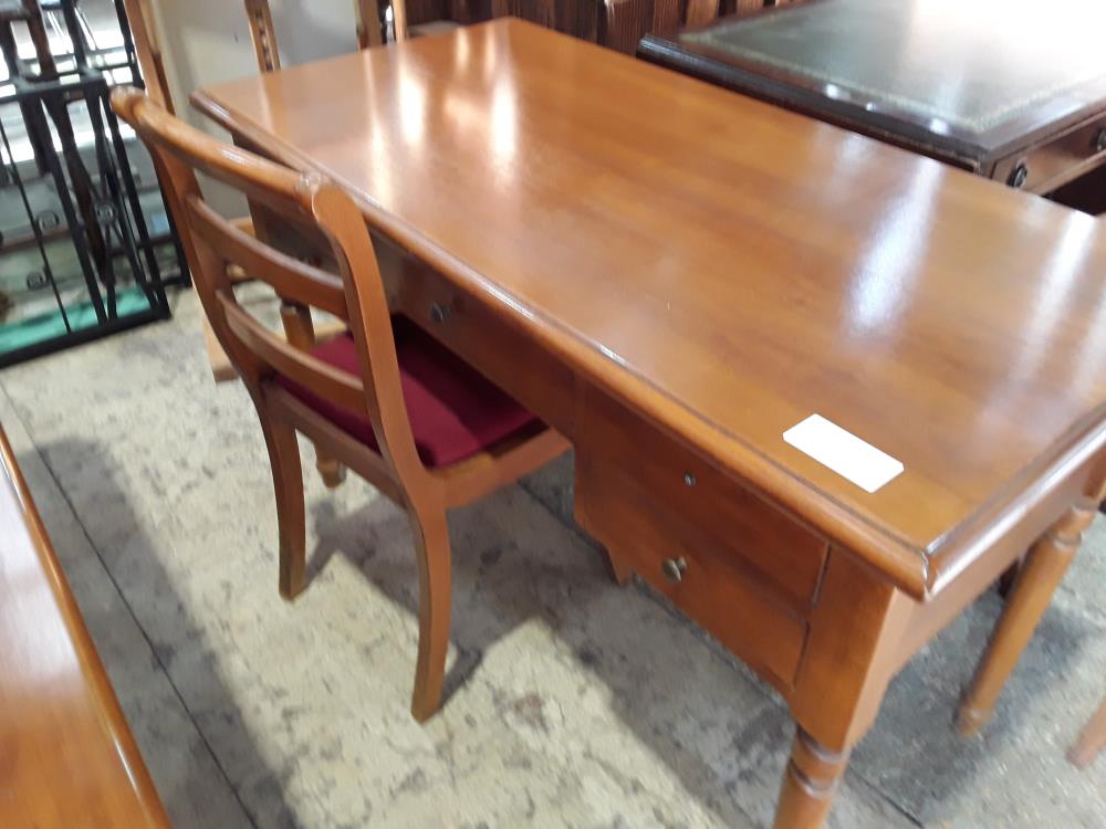 BUREAU MERISIER 5T MANQUE 1 BOUTON + CHAISE ASSISE ROUGE