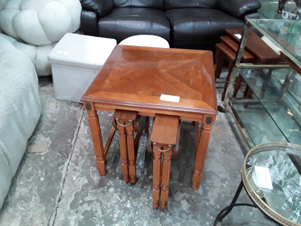 TABLE BASSE CARREE MERISIER 56CM + 2 TABLES DEJEUNER INTEGREES PPLIANTES