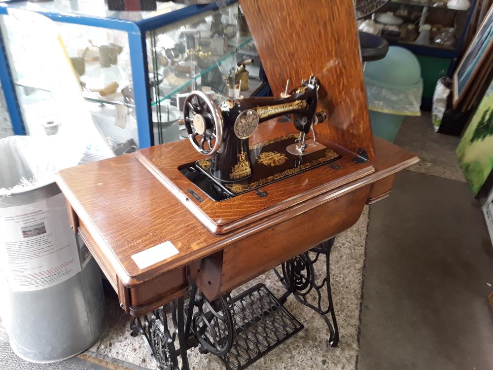 MACHINE A COUDRE ANCIENNE SINGER SUR TABLE FONTE 2T