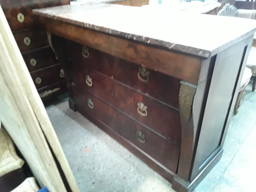 COMMODE  4T DONT 1 DANS DOUCINE  STYLE EMPIRE MARQUETIERE AVEC DEFAUT
