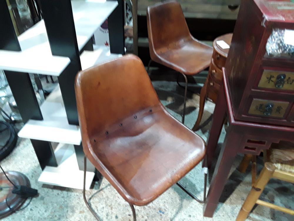 PAIRE DE CHAISES CUIR MARON ET FER 