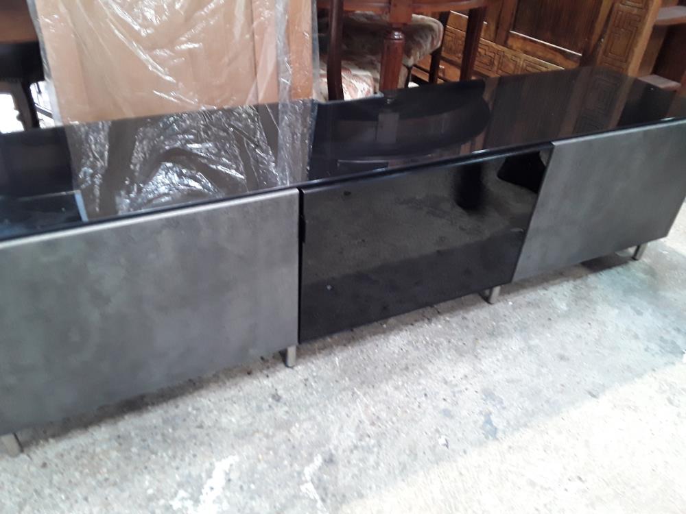 MEUBLE TV BAS 180/41CM PLATEAU VERRE 2P DECOR BETON CIRE ET P VERRE