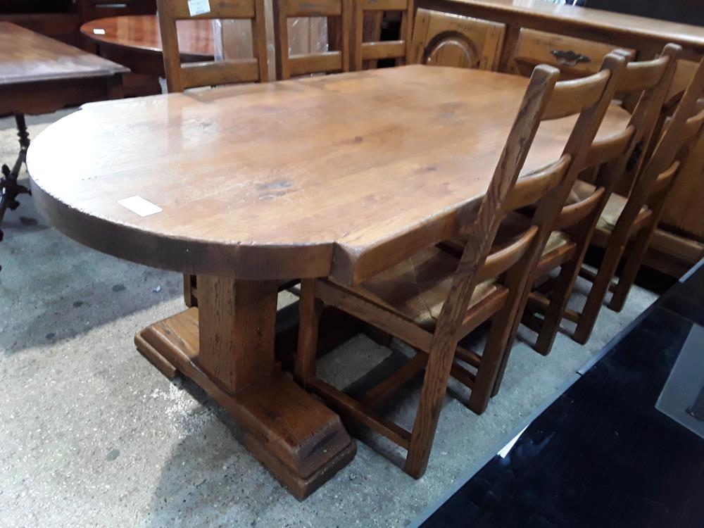 TABLE MONASTERE CHENE MASSIF 2.1M A FORME CHAPEAU DE GENDARME