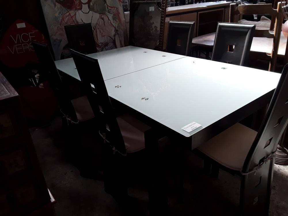 TABLE PLATEAU VERRE BLANC  160X90 +  ALL DE 60CM INTEGREE + 6 CHAISES SIMILI NOIRE