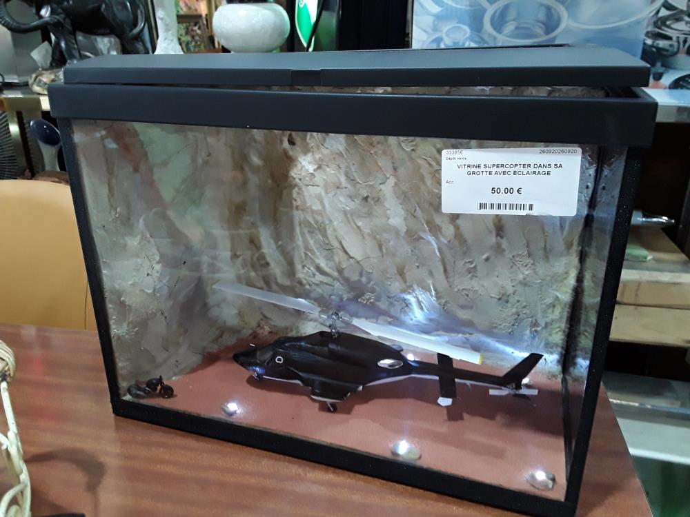 VITRINE SUPERCOPTER DANS SA GROTTE AVEC ECLAIRAGE