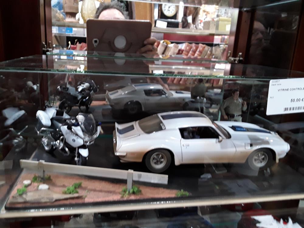 VITRINE CONTROLE DE POLICE 