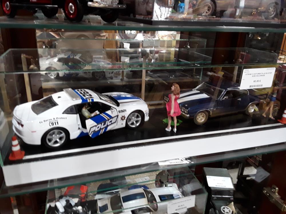 VITRINE 2 VOITURES FILLE EN STOP AVEC ECLAIRAGE