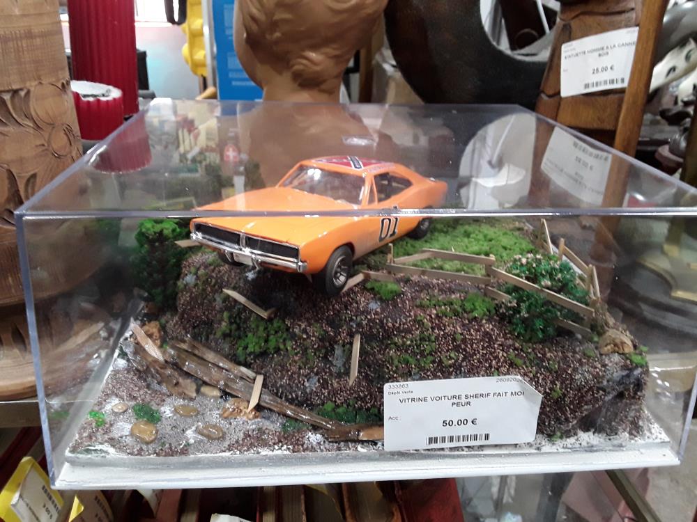 VITRINE VOITURE SHERIF FAIT MOI PEUR
