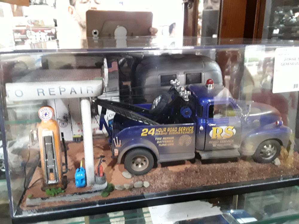 VITRINE STATION ESSENCE AVEC DEPANEUSE BLUEE ET CARAVANNE
