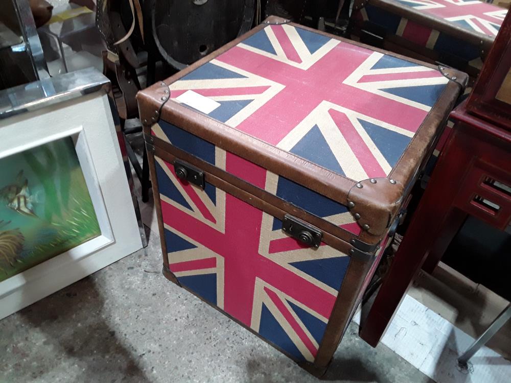 COFFRE CARRE DECOR ANGLAIS SANS LES SERRURES