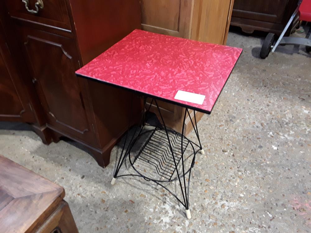 TABLE BASSE CARREE ROUGE AVEC RANGE VINYL FER NOIR AN50