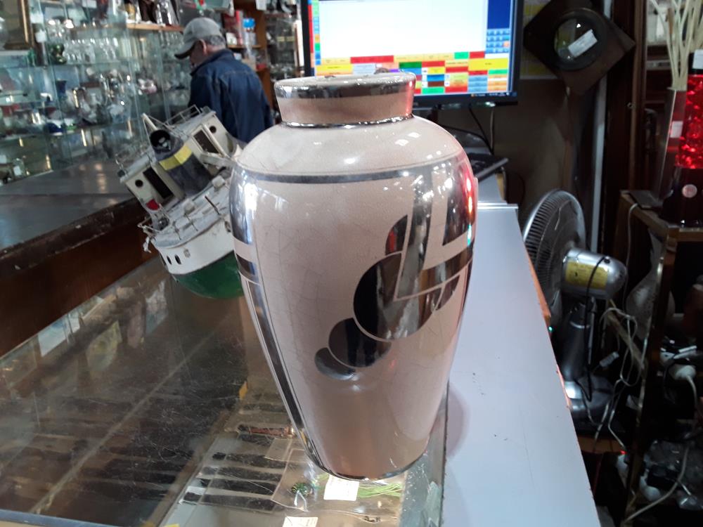 VASE ART DECO BLANC ET ARG AVEC COUP