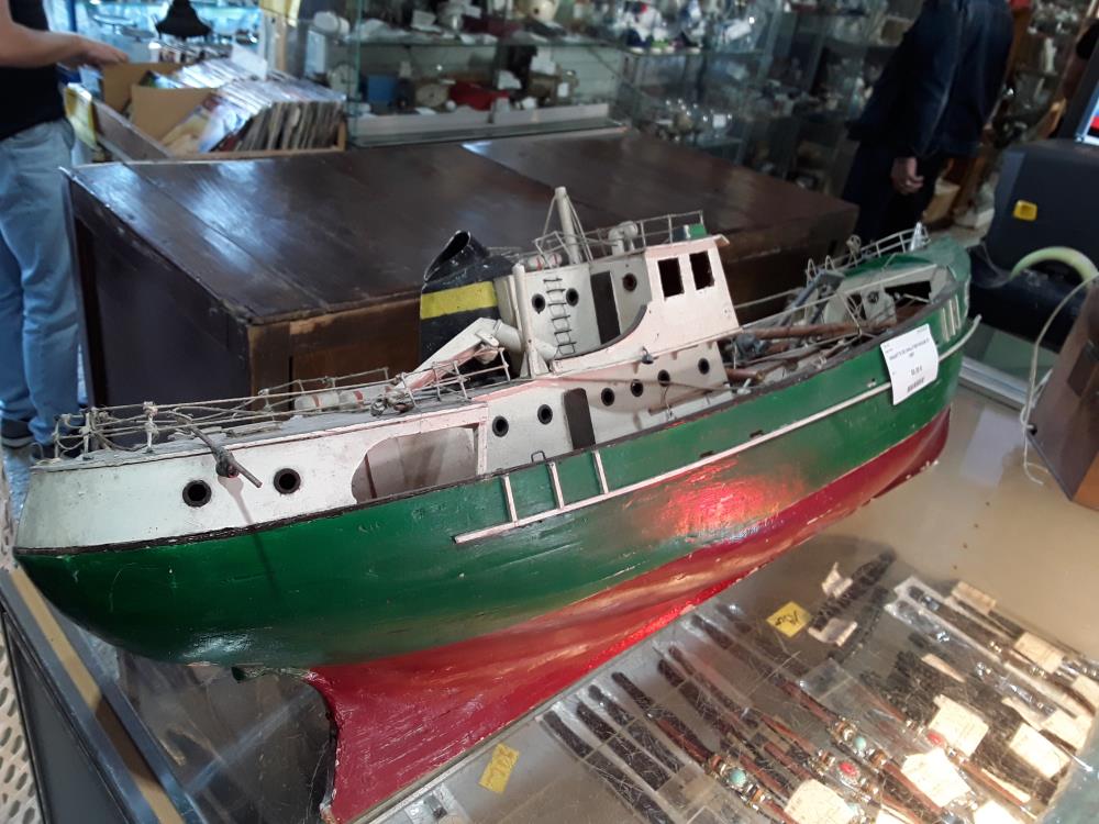 MAQUETTE DE CHALUTIER ROUGE ET VERT