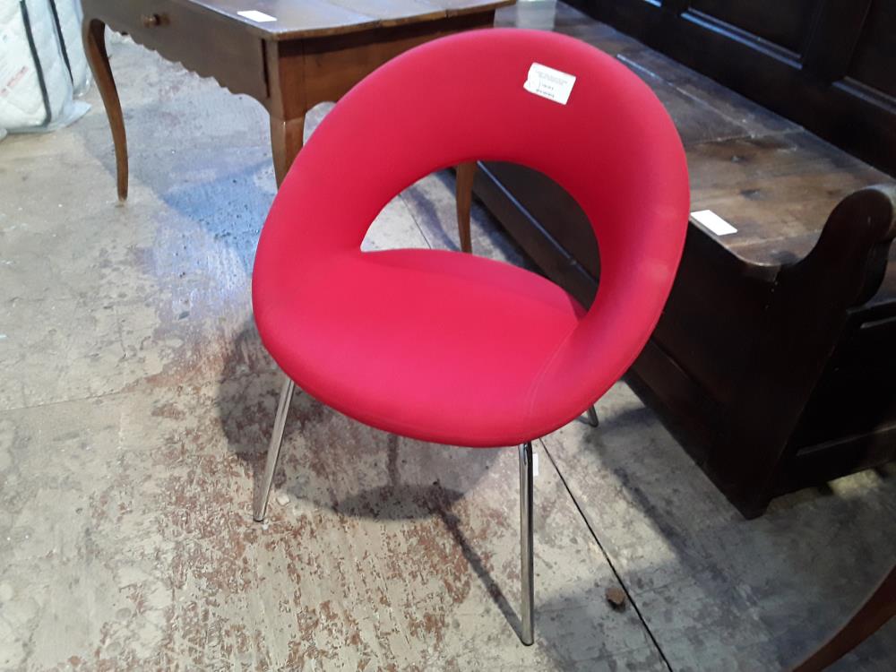 CHAISE TISSU ROUGE ARTIFORT DESIGN TRACES NOIRES