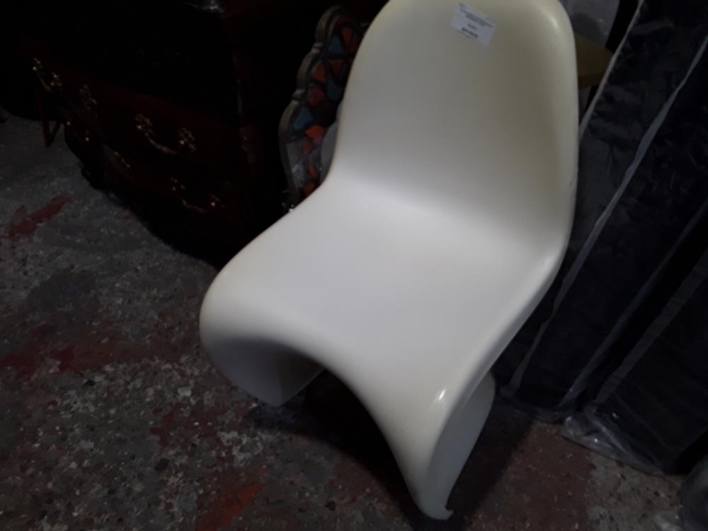 CHAISE COQUE PLASTIQUE BLANCHE LEGEREMENT JAUNIE
