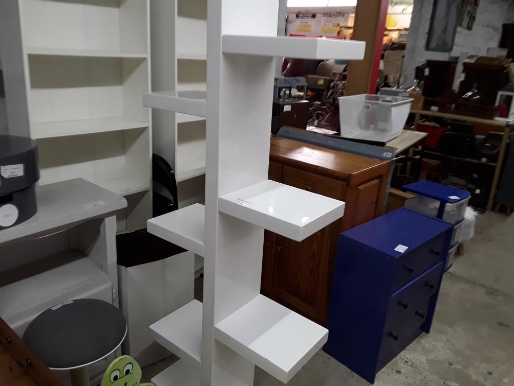 ETAGERE LAQUEE BLANCHE 4 ETAGERES EN DECALER AVEC DEFAUTS