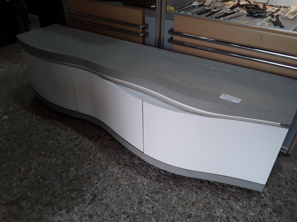 MEUBLE TV  170CM GRIS CERUSE ONDULE 3P LAQUEE BLANCHE A LED