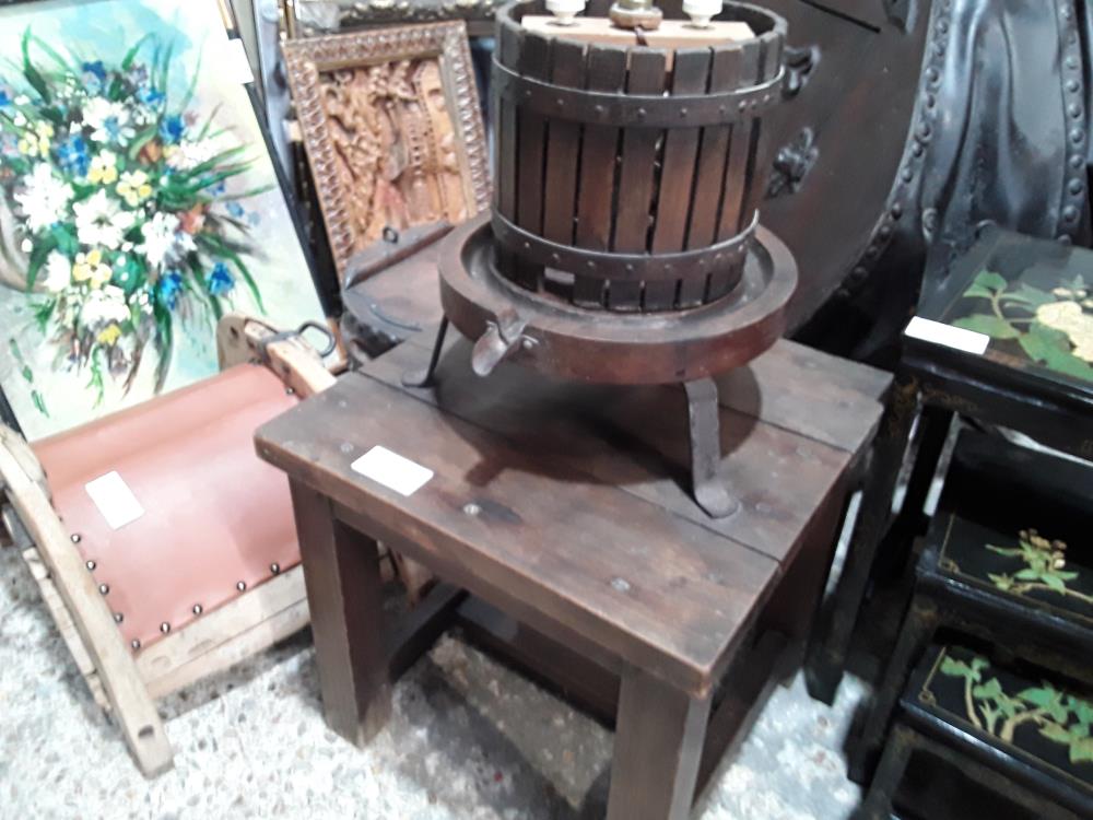 TABLE CARREE 54CM AVEC PRESSOIR TRANSFORME EN LAMPE