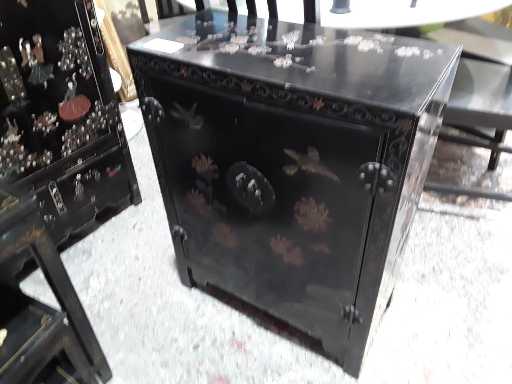 MEUBLE ASIATIQUE 59 CM 2P LAQUE NOIR DECOR FLEURS ET OISEAUX
